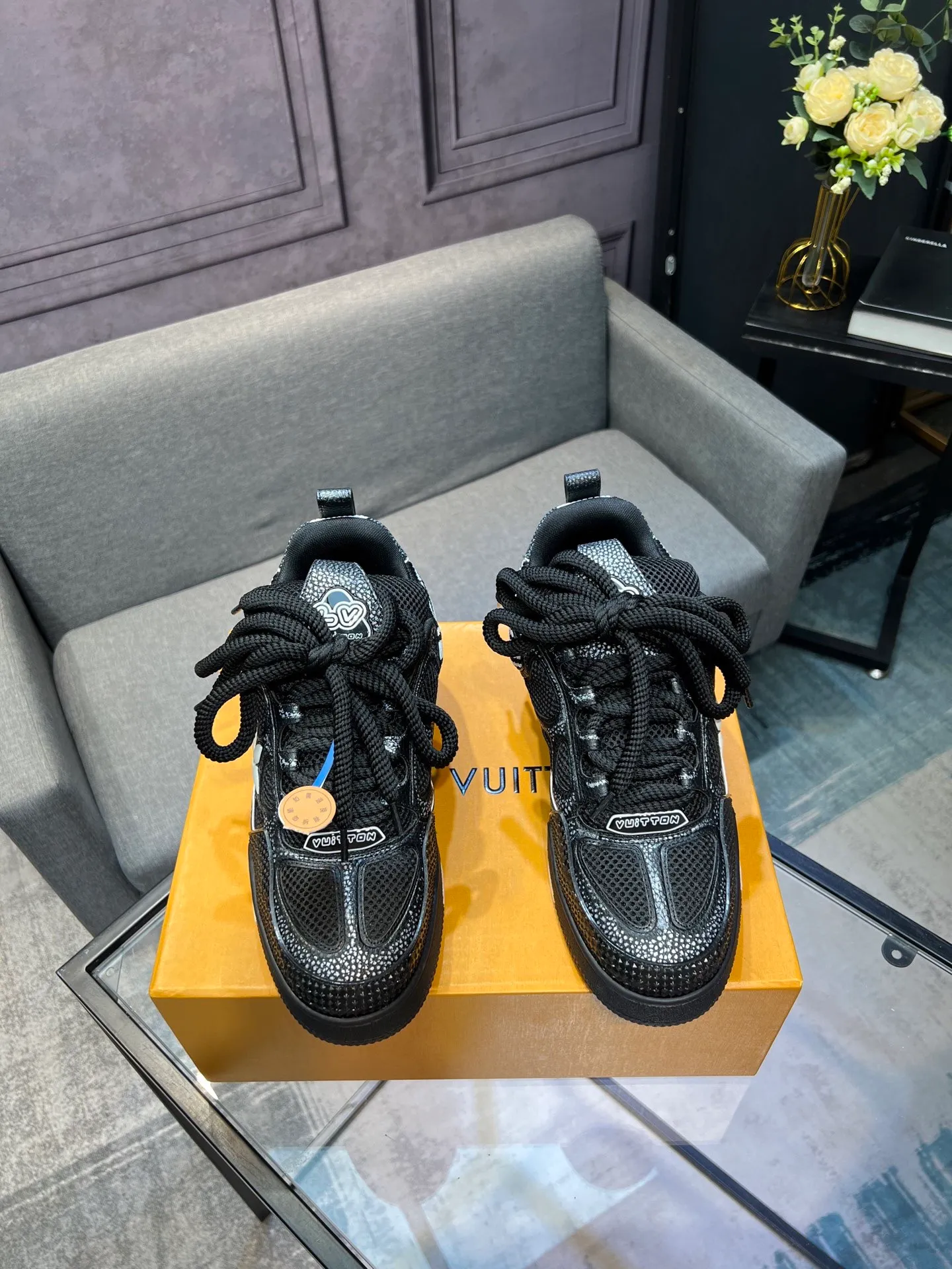 Men's men's shoes💰800 LV top version new style purchasing quality LV~Louis Vuitton LV TRAINER's best-looking sneakers, donkey brand strongly promotes new products, official website limited edition retro basketball sneakers! Both high-top and low-top models spent money to purchase 1:1 accurate reproductions of the originals. The details are invincible and full of sincerity. The imported custom-made original cowhide leather is the same as the original package. The details are 100% restored. The private model customizes the original one-piece TPU outsole. It is different from other brands. Without the original version, this effect cannot be achieved!                Men's and women's models 35-40 39-45 (46 is custom-made and cannot be returned or exchanged)